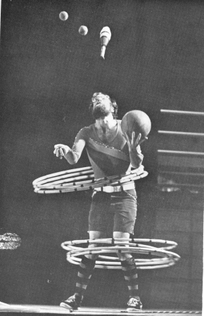 Vaksman's 12-object-at-once trick, performed at the 1982 IJA Convention (Photo (c) Roger Dollarhide).