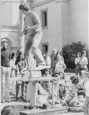 Dick Franco draws a crowd in 1975 with a ball bounce, plus!