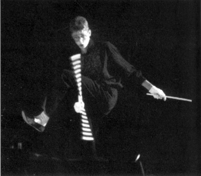 The Soviet juggler Alexi does devil sticks in the Public Show (Karin Hertzer photo)