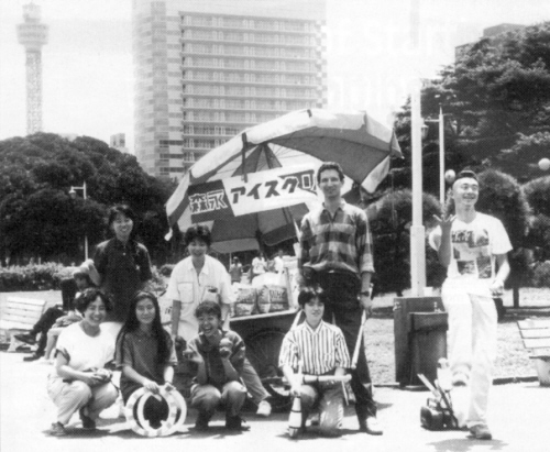 The Kitasato Jugglers in front of an ice cream cart in Yokohama's Yamashita Park during an all-day mini-festival (Hitoshi Ono photo)