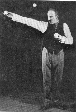  The Australian comic, Stan Kavanaugh did an eccentric juggling act.