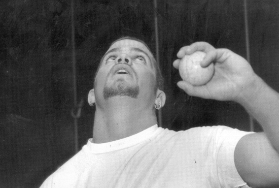 Anthony Gatto looks skyward in juggling five balls overhead (Bill Giduz photo)